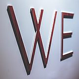 das Wort "we" steht auf einer Wand geschrieben